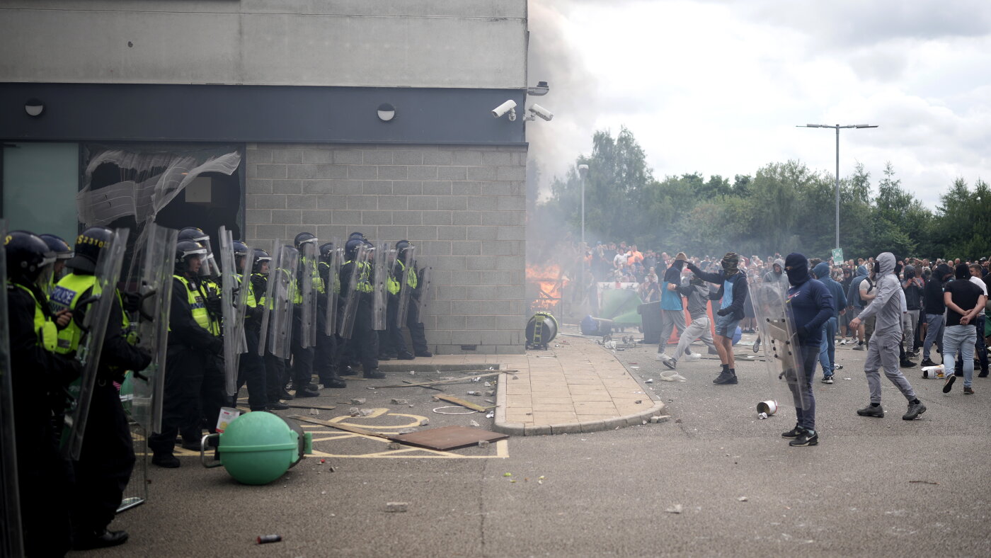 Radical Riots Far-right, anti-immigration riots persist across the U.K. after ...