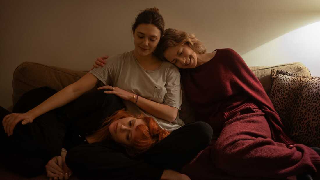 His Three Daughters. (L-R) Natasha Lyonne as Rachel, Elizabeth Olsen as Christina and Carrie Coon as Katie in His Three Daughters. Cr. Sam Levy/Netflix © 2024.