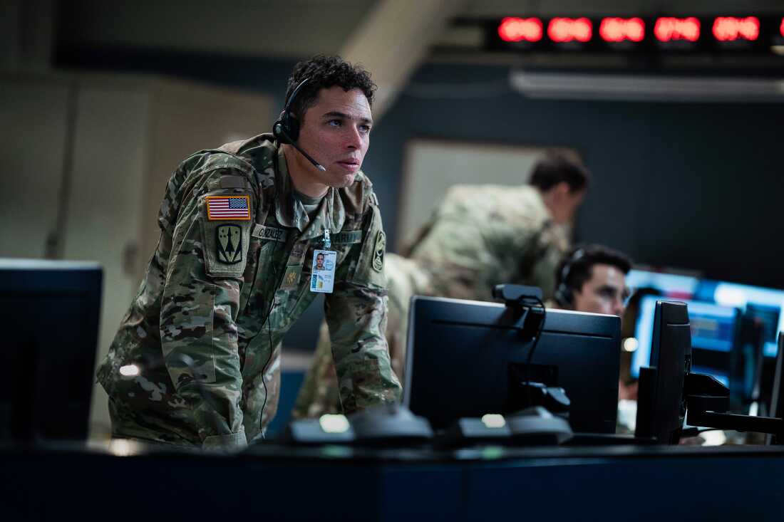 A House of Dynamite. (L-R) Anthony Ramos as Major Daniel Gonzalez and Abubakr Ali as Specialist Dan Buck in A House of Dynamite.