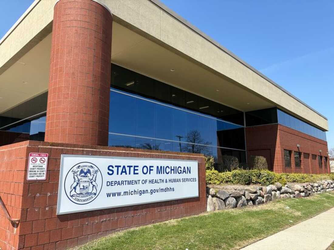 Staff at the Washtenaw County Health Department in Ypsilanti, Michigan, work to trace the source of the outbreak by conducting detailed, often lengthy interviews with hundreds of people.