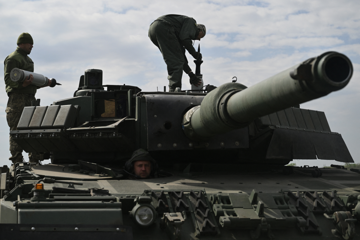 A Ukrainian tank crew loads ammunition onto a Leopard 2A4 tank during a field training exercise at an undisclosed location in Ukraine on April 30. Researchers are looking into using AI in negotiations over the war in Ukraine.