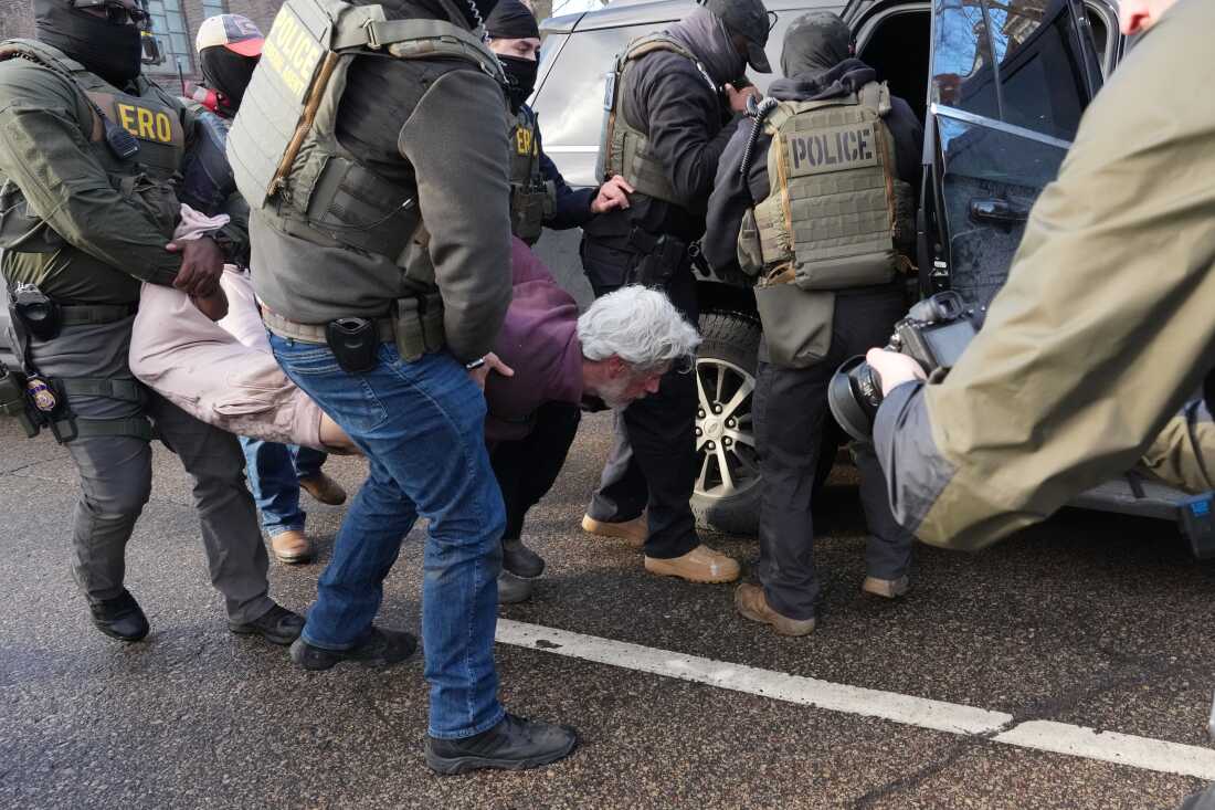 Η ICE σχεδιάζει να εξοπλίσει τους αξιωματικούς με γάντια ηλεκτροσόκ