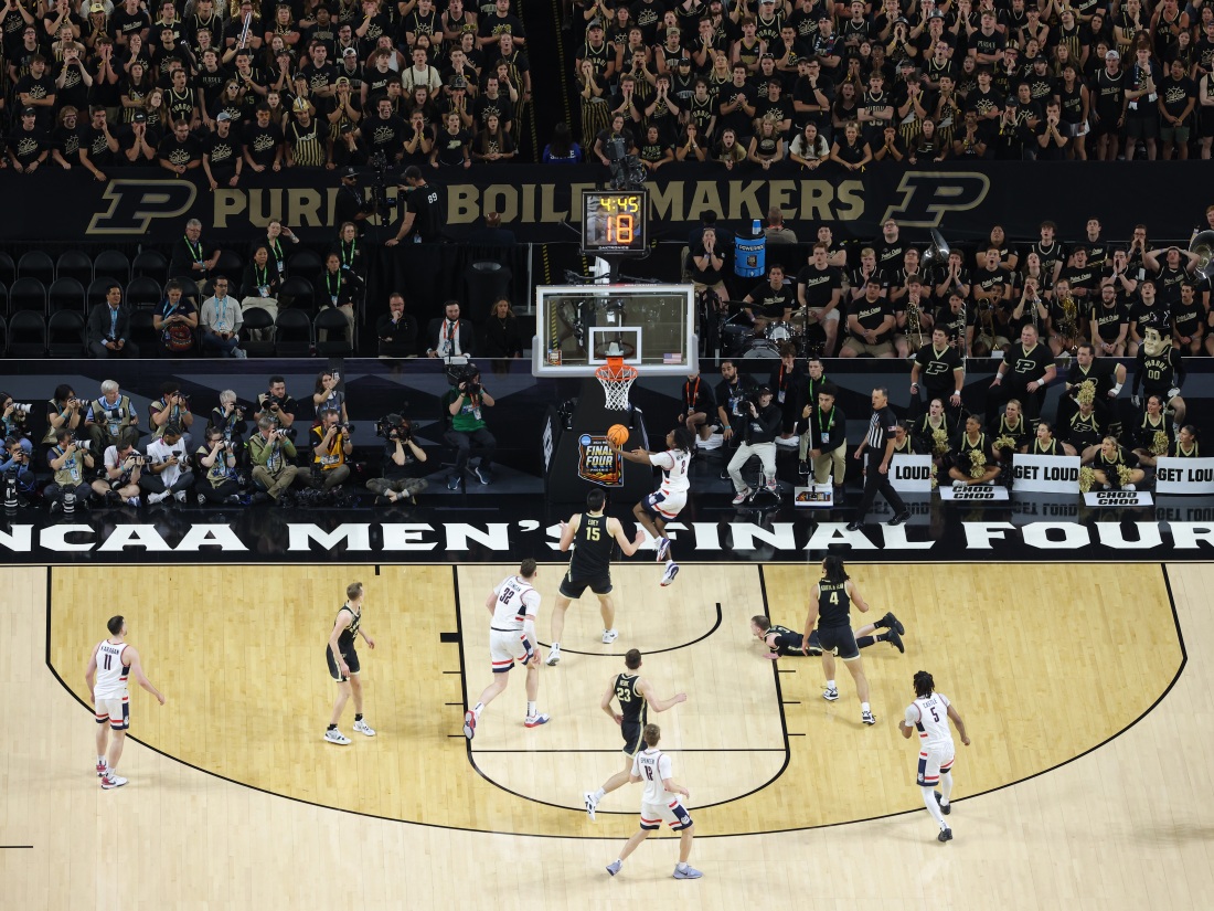 애리조나주 글렌데일 - 4월 8일: 코네티컷 허스키스의 트리스텐 뉴튼 #2가 2024년 4월 8일 애리조나주 글렌데일 스테이트 팜 아레나에서 열린 NCAA 남자 농구 전국 챔피언십 경기 중 퍼듀 보일러메이커스를 상대로 레이업을 시도합니다. (사진 제공: Jamie Squire/Getty Images)