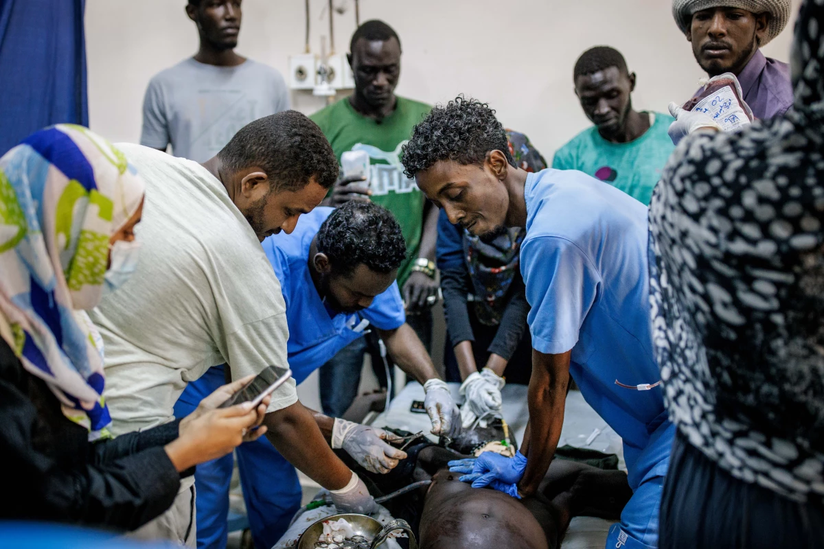 Doctors attempt to resuscitate a victim of shelling at the Al Nao Hospital in Omdurman, Republic of the Sudan on September 5. The victim was later pronounced dead.