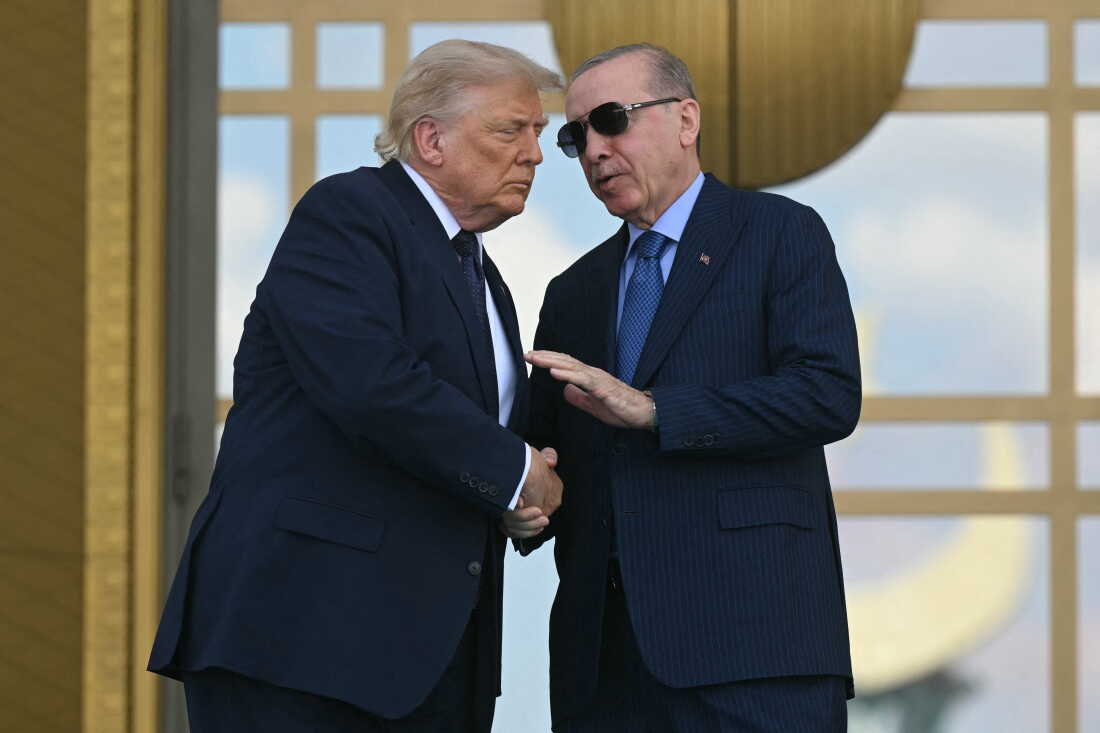 Ο Τούρκος Πρόεδρος Ρετζέπ Ταγίπ Ερντογάν δίνει τα χέρια με τον Πρόεδρο Τραμπ στο προεδρικό συγκρότημα Bestepe στην Άγκυρα της Τουρκίας, στο περιθώριο της συνόδου του ΝΑΤΟ, στις 7 Ιουλίου.