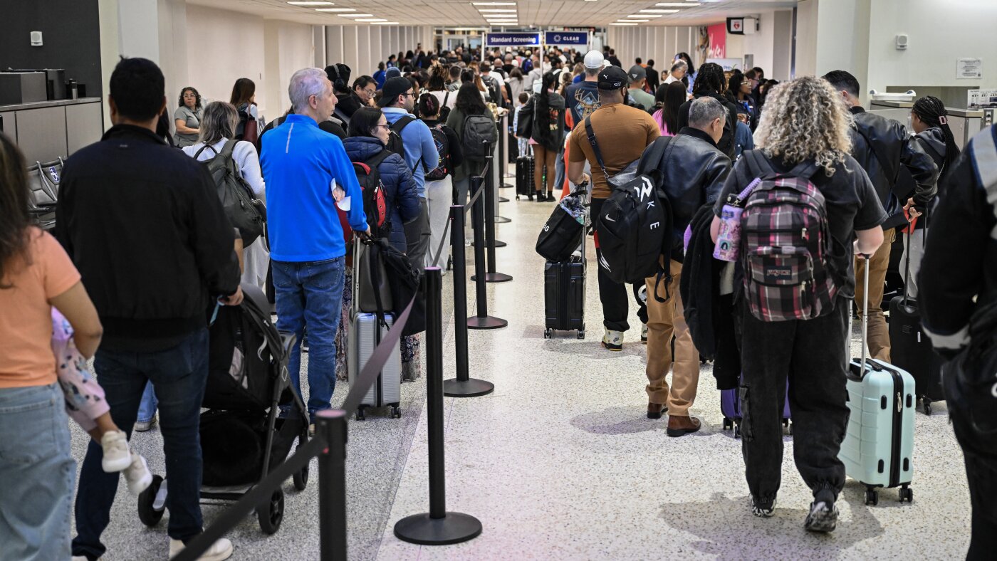 Los tiempos de espera de la TSA son impredecibles en medio del cierre del gobierno: NPR