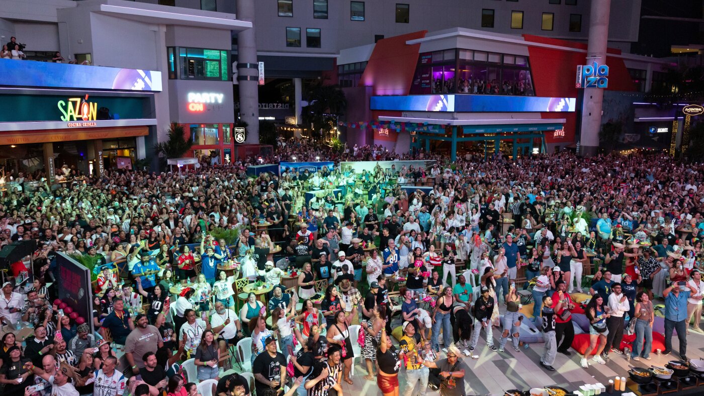 Los puertorriqueños se detienen durante 13 minutos para elogiar la historia y disfrutar del brillo de Bad Bunny: NPR

 |