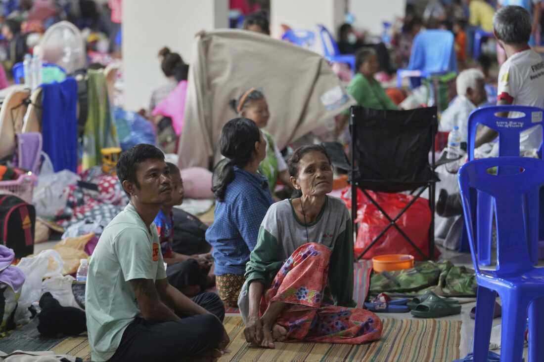 Os moradores tailandeses que fugiram de casas após confrontos entre soldados tailandeses e cambojanos descansam em um centro de evacuação na província de Surin, Tailândia, domingo, 27 de julho de 2025.