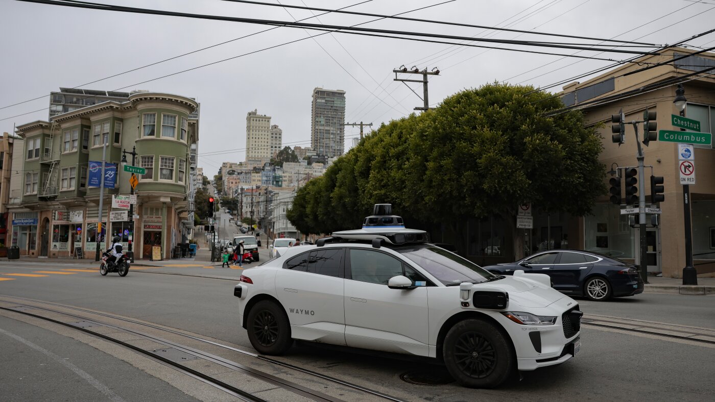 Waymo polisi genç sürücülere çağırdı ve mahremiyet endişelerini dile getirdi