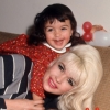 Mariska Hargitay tem apenas as memórias mais vagas de sua mãe, Jayne Mansfield, que morreu em um acidente de carro de 1967 quando Hargitay tinha 3 anos.
