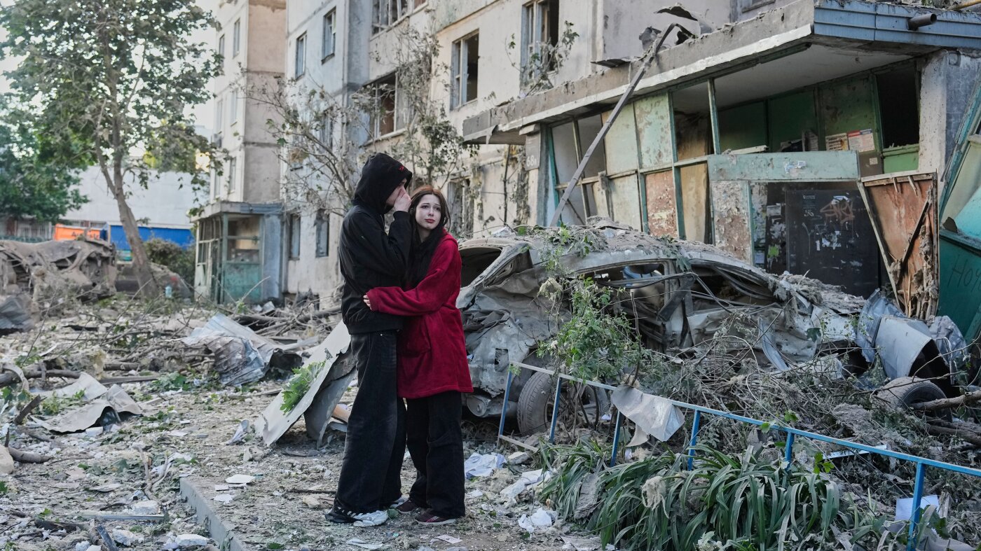 Rusya’nın Ukrayna’ya saldırısında en az 11 kişi öldü ve diğerleri hasarlı binalarda mahsur kaldı