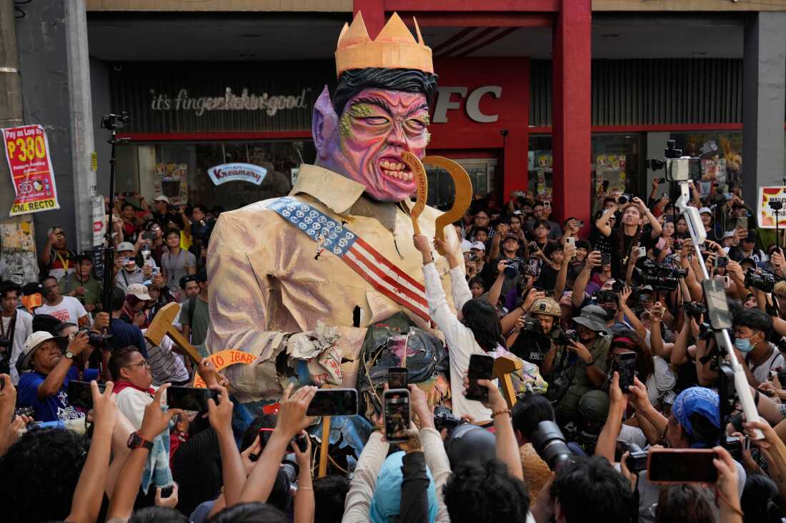 1000’s in Philippines protest corruption, demand return of stolen funds