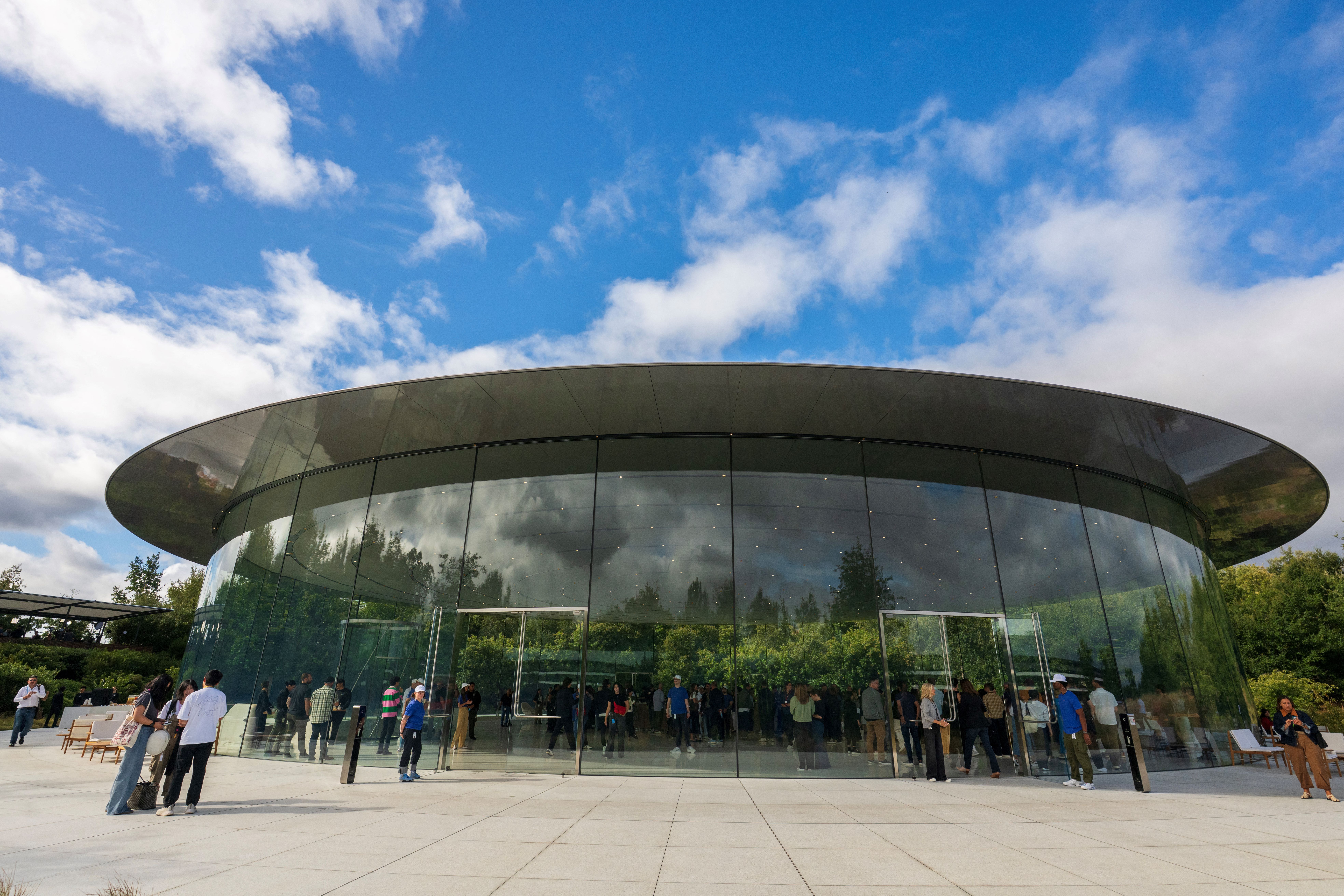 Legal experts condemn Apple bowing to White House’s request to remove ICE tracking app Legal experts condemn Apple bowing to White House’s request to remove ICE tracking app