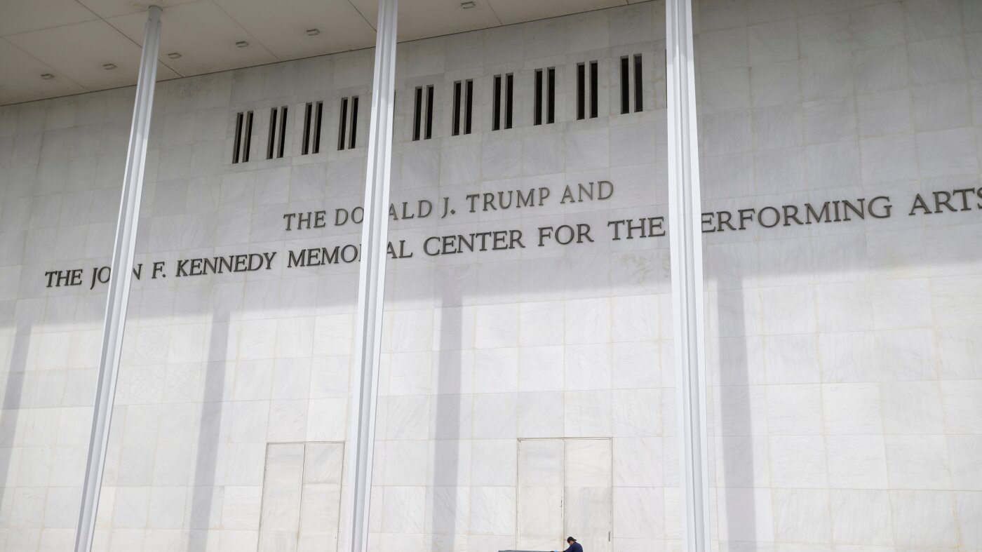 Kennedy Center yönetim kurulu, Trump’ın adının kaldırılması yönündeki kararın durdurulmasını istiyor