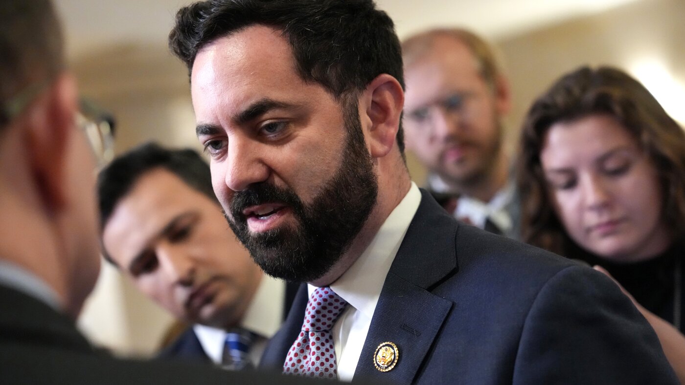 Los republicanos de Nueva York reciben críticas por las tácticas de ICE durante el ayuntamiento en un distrito indeciso: NPR