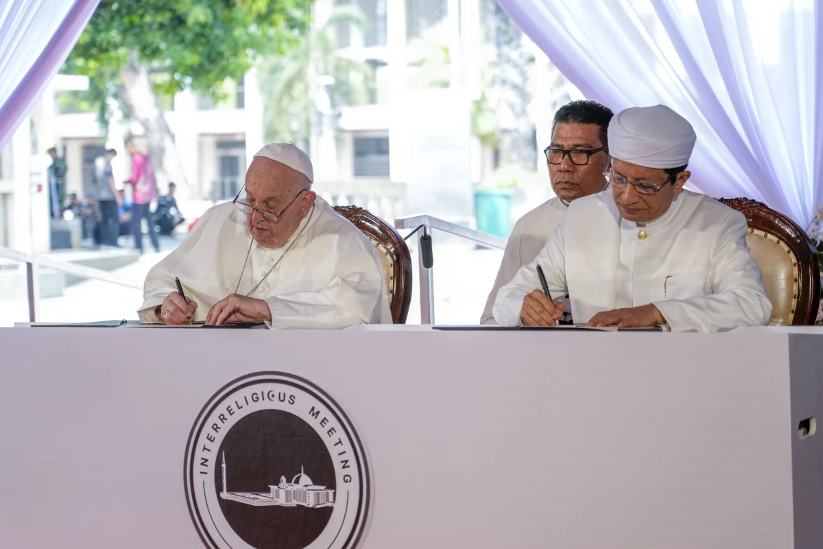 Pope Francis and the Grand Imam Nasaruddin Umar (right) sign the 'Joint Declaration of Istiqlal 2024' as they meet at the Istiqlal Mosque in Jakarta, Thursday. Pope Francis urged Indonesia to live up to its promise of 'harmony in diversity' and fight religious intolerance as he set a rigorous pace for an 11-day, four-nation trip through tropical Southeast Asia and Oceania.