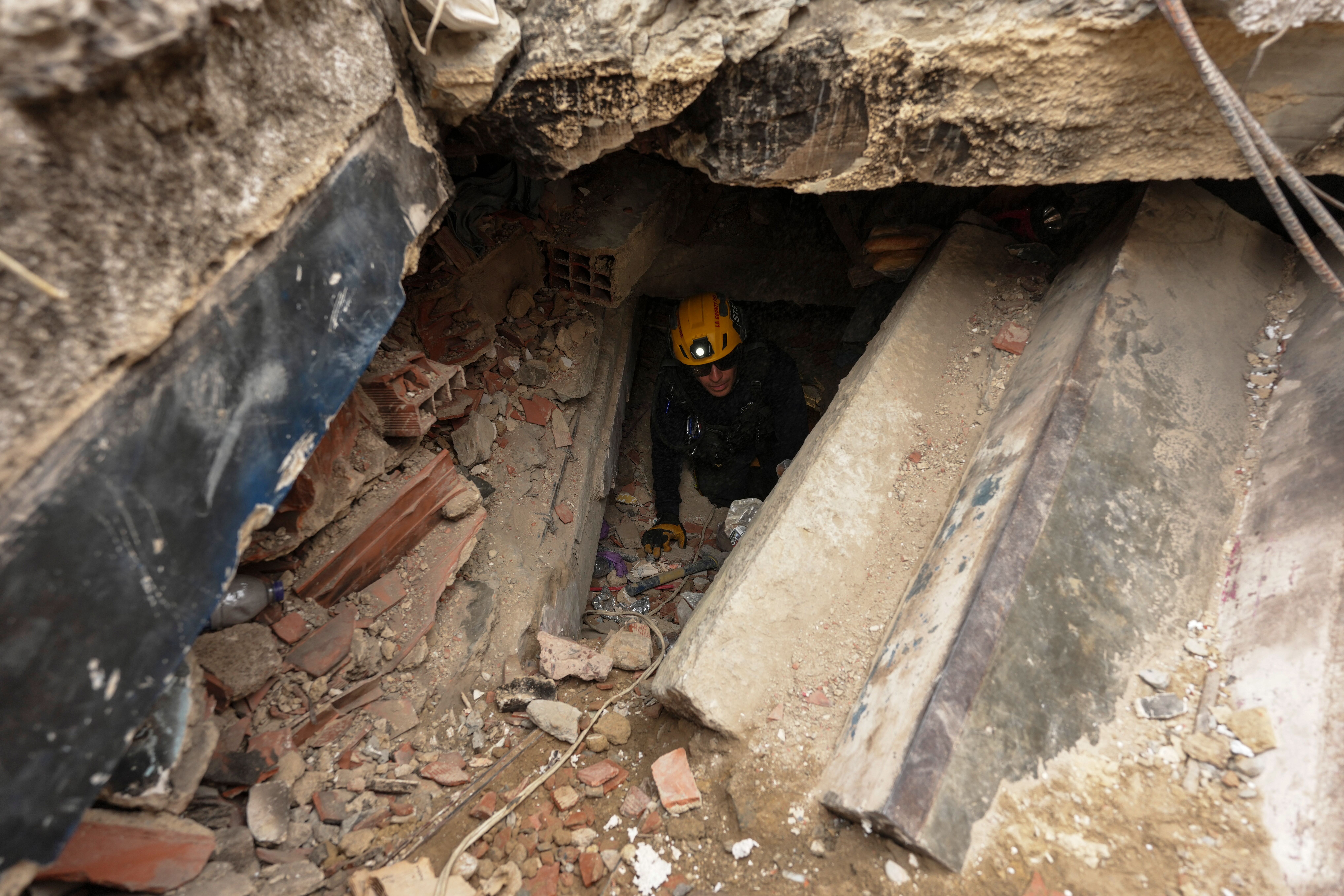 'We can still pull out live victims': LA rescuers join Venezuela quake rescue efforts