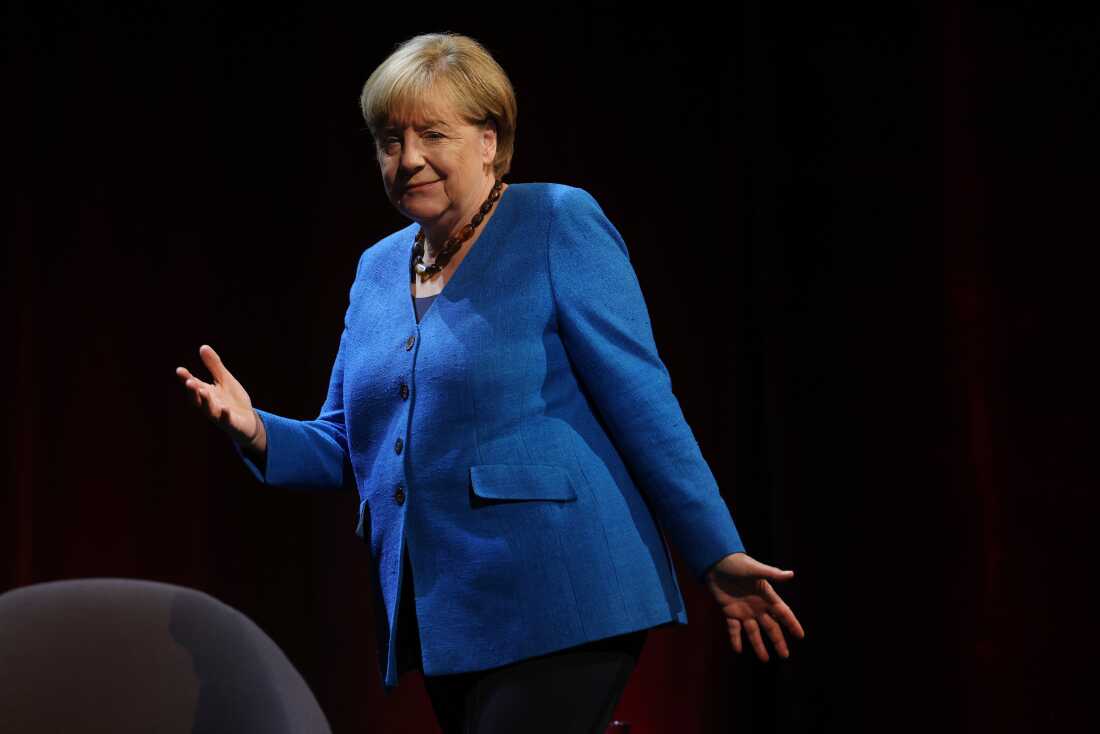 L'ancienne chancelière allemande Angela Merkel arrive pour une conversation avec le journaliste Alexander Osang sur scène au théâtre Berliner Ensemble le 7 juin 2022 à Berlin, en Allemagne. 