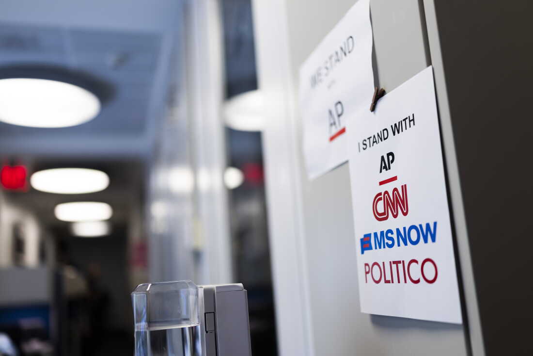 WASHINGTON, DC - SEPTEMBER 21: Signs of support for AP, CNN, MS NOW and POLITICO hang on the White House grounds on September 21, 2026 in Washington, DC. Reporters from MS NOW, CNN, and Politico have been blocked from accessing the White House since September 19th after President Trump said he was banning the three outlets from the property. Those news organizations are now suing President Trump, alleging that it violates the First Amendment.