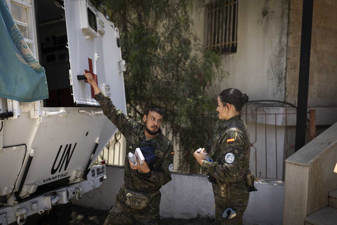 Spanish peacekeepers deliver medical supplies to Mari in southern Lebanon, as part of a humanitarian initiative to strengthen humanitarian medical assistance for vulnerable local communities.