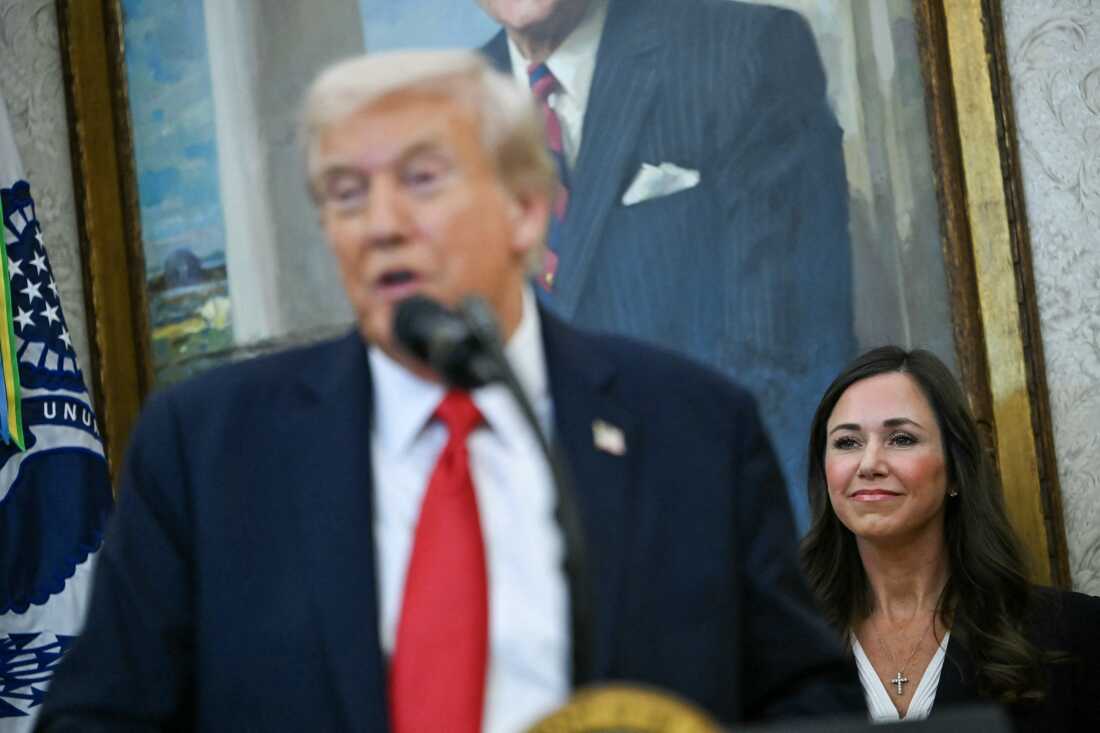 2025 年 10 月 16 日,布里特在椭圆形办公室聆听特朗普总统的讲话。布里特一直是总统议程的可靠投票者,但批评了他社交媒体上发布的种族主义视频。