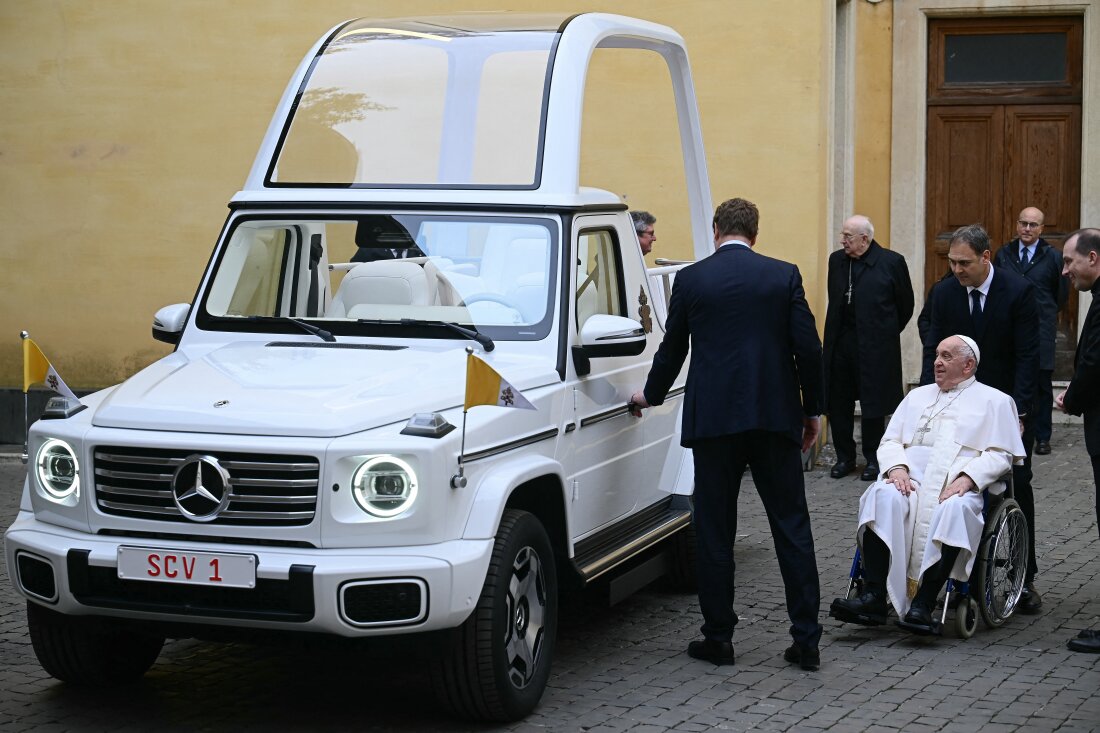 Pope Francis goes electrical in new eco-friendly popemobile Pope Francis goes electrical in new eco-friendly popemobile