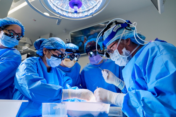 A surgical team at NYU Langone Health hospital, including Dr. Robert Montgomery (right), transplants a kidney from a genetically modified pig into patient Towana Looney, who’s been on dialysis since 2016.