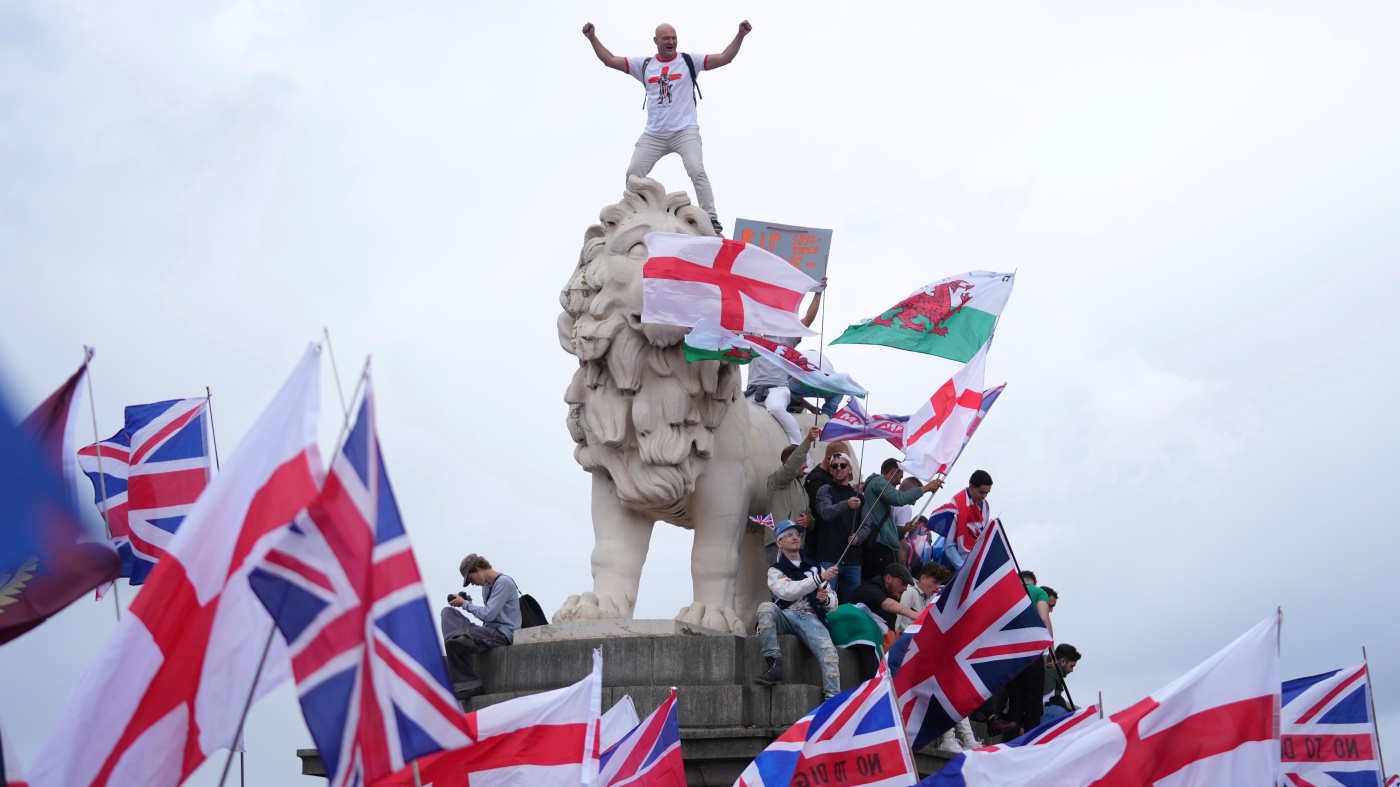 London far-right rally attracts over 100,000 with clashes breaking out : NPR