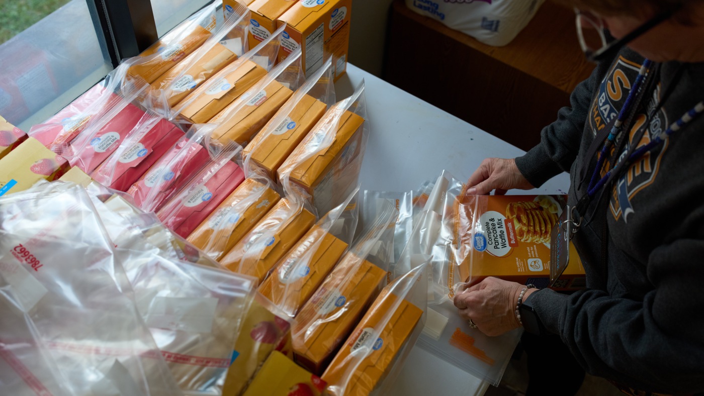 Trump directs states to ‘undo’ full November SNAP advantages : NPR Trump directs states to ‘undo’ full November SNAP advantages : NPR