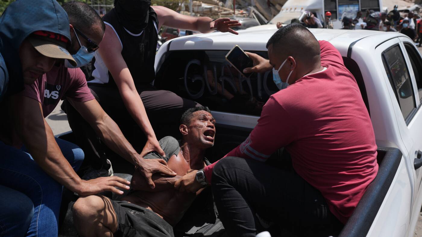 "If you are alive, make any noise": Venezuela searches rubble on day four