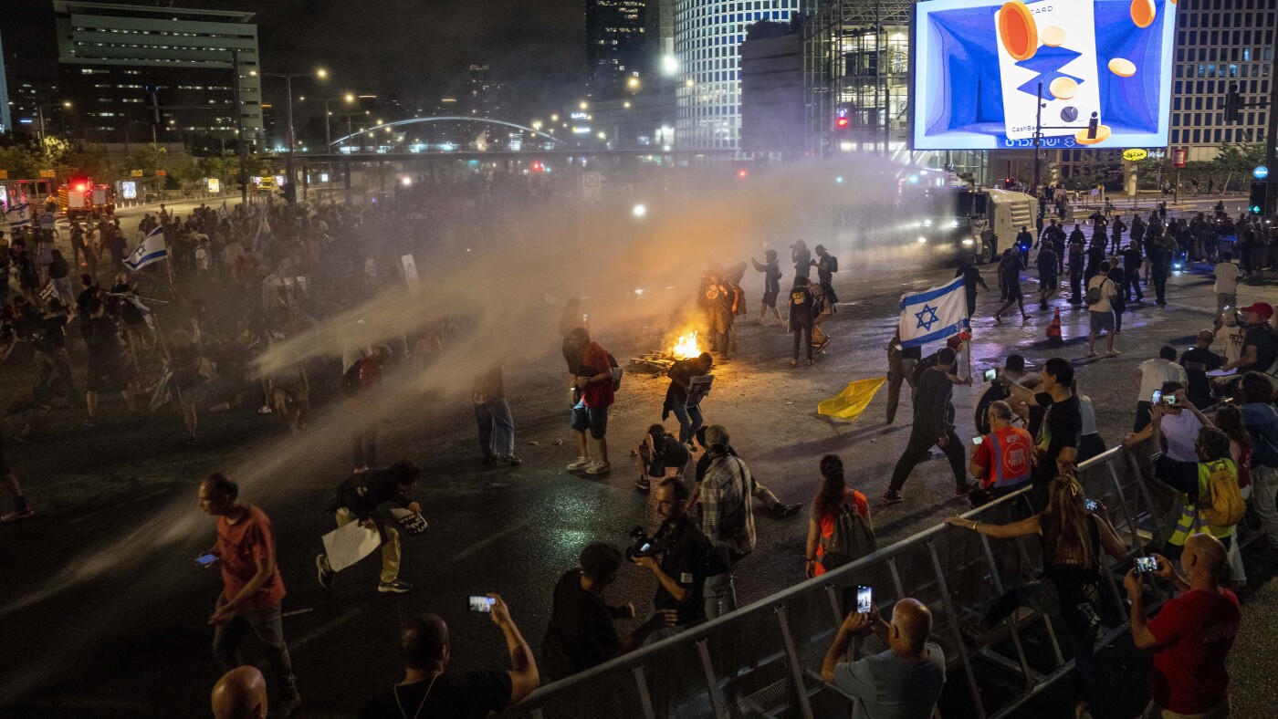 Aid trucks begin entering Gaza under agreement with Egypt to bypass Rafah : NPR