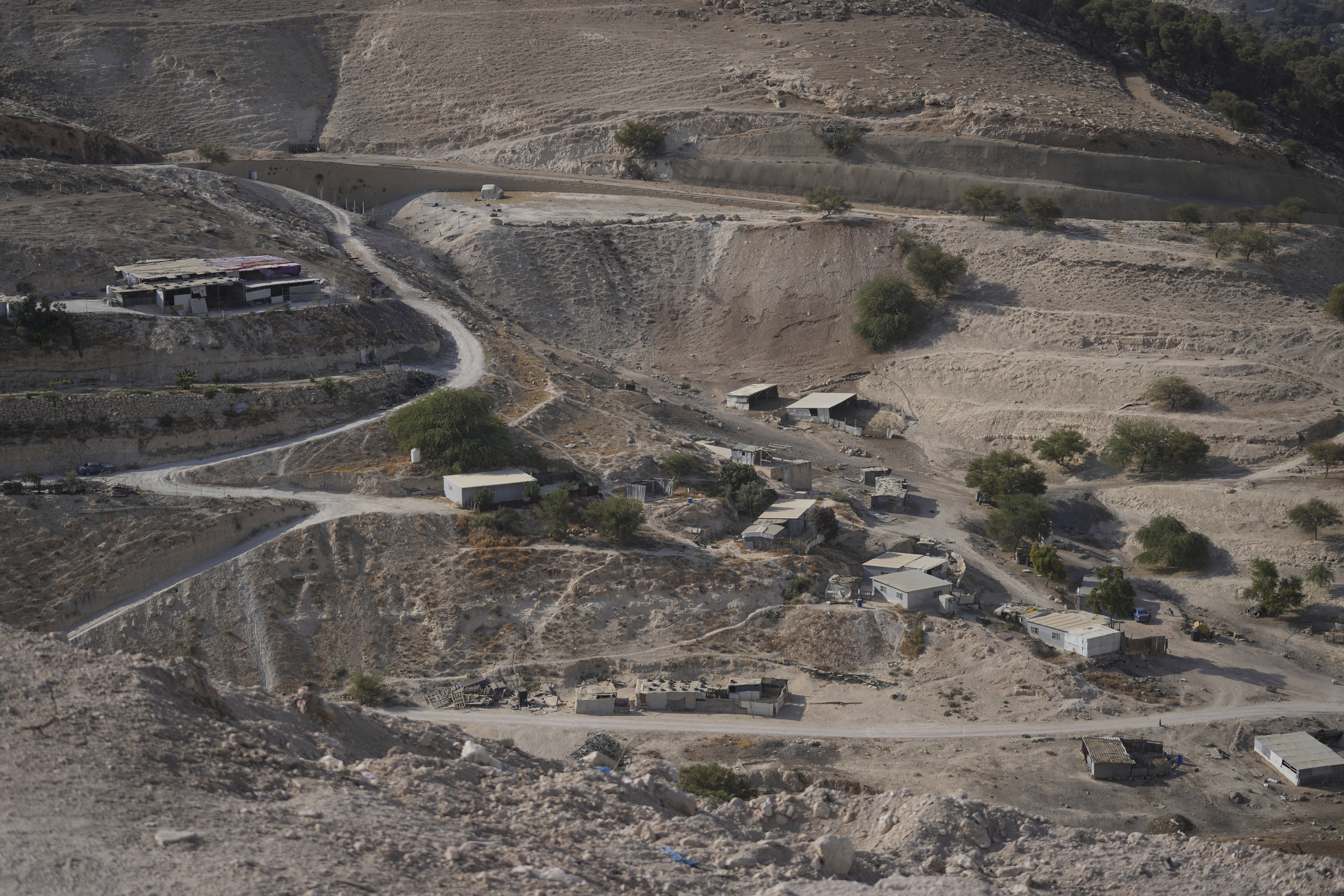 Israel has approved a settlement project that could divide the West Bank