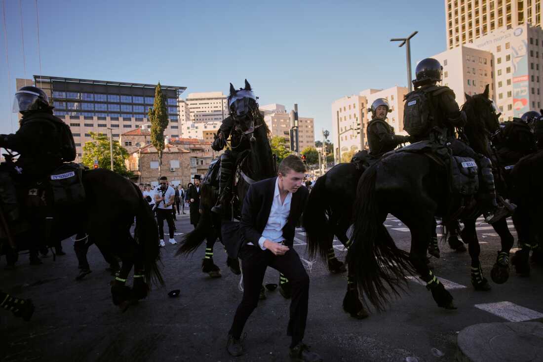 Υπερορθόδοξοι διαδηλωτές μπλοκάρουν δρόμους και τρένα σε όλο το Ισραήλ λόγω στρατού