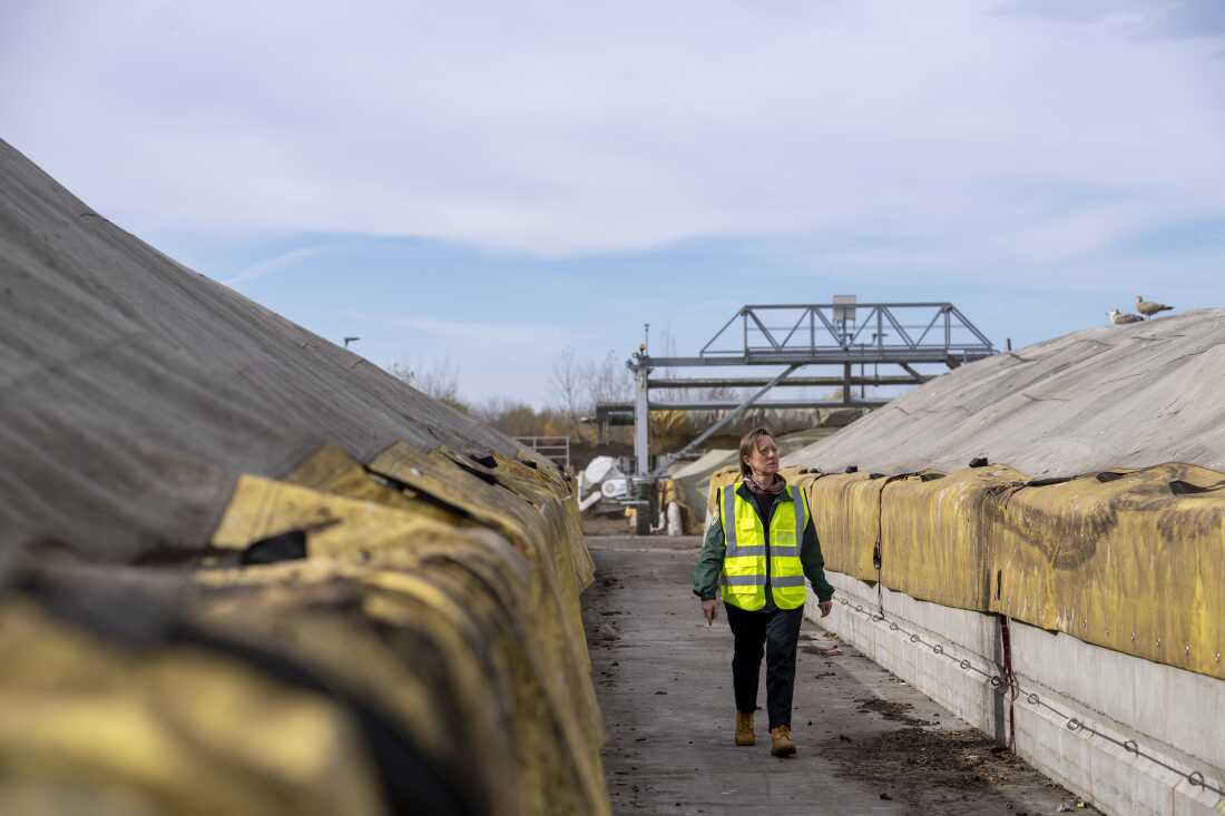 纽约史坦顿岛的一个堆肥设施旨在将城市的食物残渣和庭院垃圾重新转化为肥料。