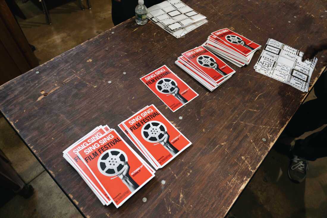 Poster festival film di dalam kapel kampus.