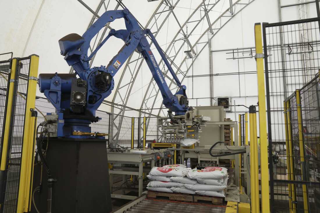 纽约史坦顿岛的一个堆肥设施旨在将城市的食物残渣和庭院垃圾重新转化为肥料。