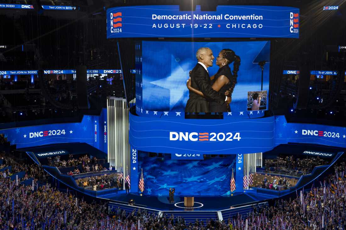 バラク・オバマ元大統領とミシェル・オバマ元大統領夫人はDNCの2日目の夜に抱擁を交わした。