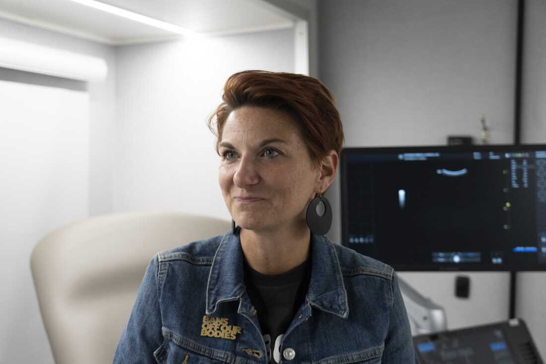 Dr. Colleen McNicholas es una de las proveedoras que se reúnen con pacientes en la clínica de salud móvil de Planned Parenthood en Chicago, a solo millas del sitio de la DNC.