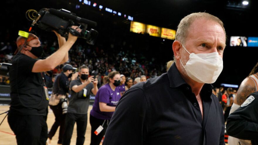Phoenix Suns owner Robert Sarver is facing increasing pressure to leave the NBA franchise following a league investigation that found many instances of inappropriate workplace behavior.