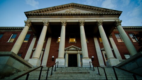 The Maryland State House in Annapolis. Photo credit: Kevin Galens, CC BY-SA 2.0 <https://creativecommons.org/licenses/by-sa/2.0>, via Wikimedia Commons