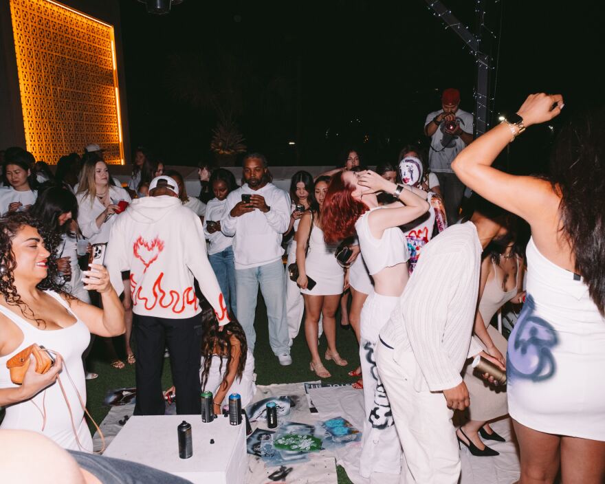 Внутри ностальгии и шума: где искусство, музыка и сообщество сталкиваются в Далласе