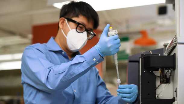 Yeoheung Yun, Ph.D., professor and graduate program coordinator for bioengineering at North Carolina Agricultural and Technical State University, works in a lab