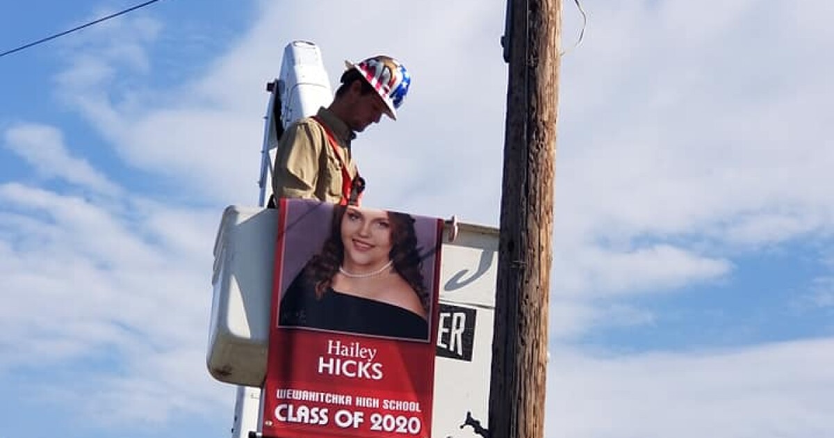 Wewahitchka High School Hangs Light Pole Banners For Grads WFSU News