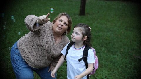 Angela Hausman plays with Everly, age 7, who she is in the process of adopting, on October 14, 2026, in Olathe, Kansas. Everly’s mom, Angela’s best friend of 20 years, died last year.