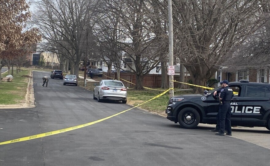 El tiroteo ocurrió en la cuadra 700 de Franklin Avenue en Normal. Es una zona situada justo al sur de las vías del tren, con una mezcla de apartamentos y casas ubicadas entre ISU y el complejo Carle BroMenn Medical Center.