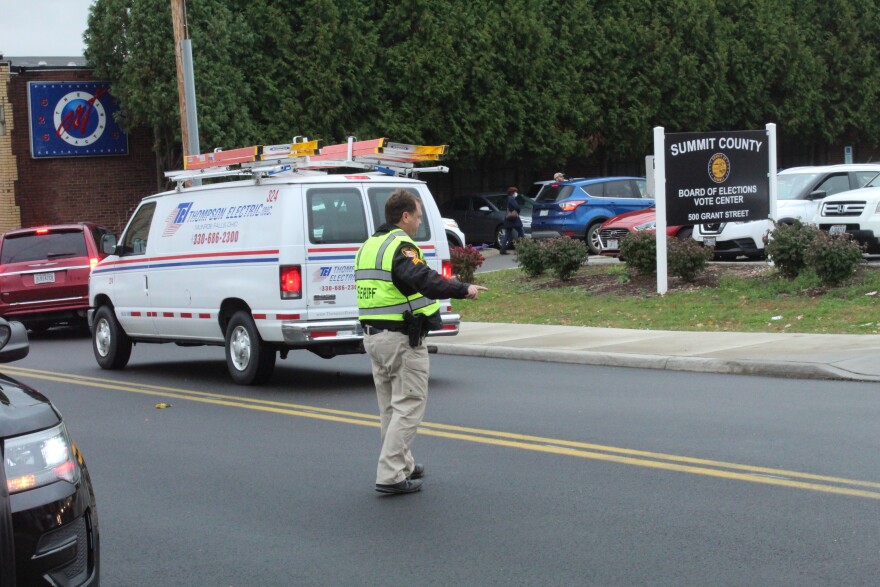 photo of Summit County Sheriff's deputy directing traffic outside the Board of Elections.