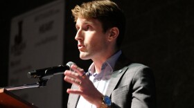 Nate Blouin da su discurso en la Convención Demócrata de Utah, 25 de abril de 2026.