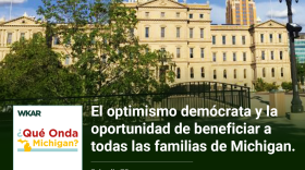 En la imagen se puede observar una imagen del capitolio de Michigan en Lansing.  En el lado inferior de la imagen esta el logo de Que Onda Michigan sobre un fondo blanco. En la parte derecha las siguientes palabras estan escritas: "El optimismo demócrata y la oportunidad de beneficiar a todas las familias en Michigan." En el lado superior de la imagen se encuentra las pablaras "WKAR" en color blanco.  y "Episodio 75".