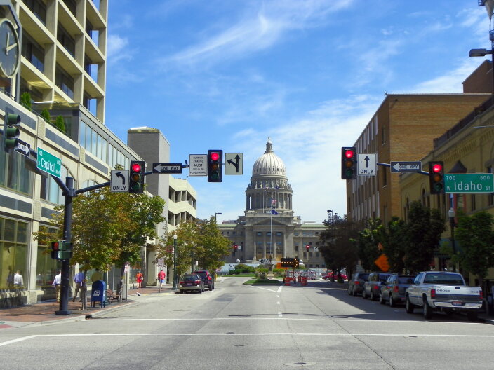 A picture of the Idaho State Capitol building from the street.
