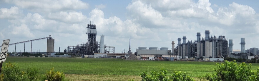 Wide photo of a natural gas plant from afar 
